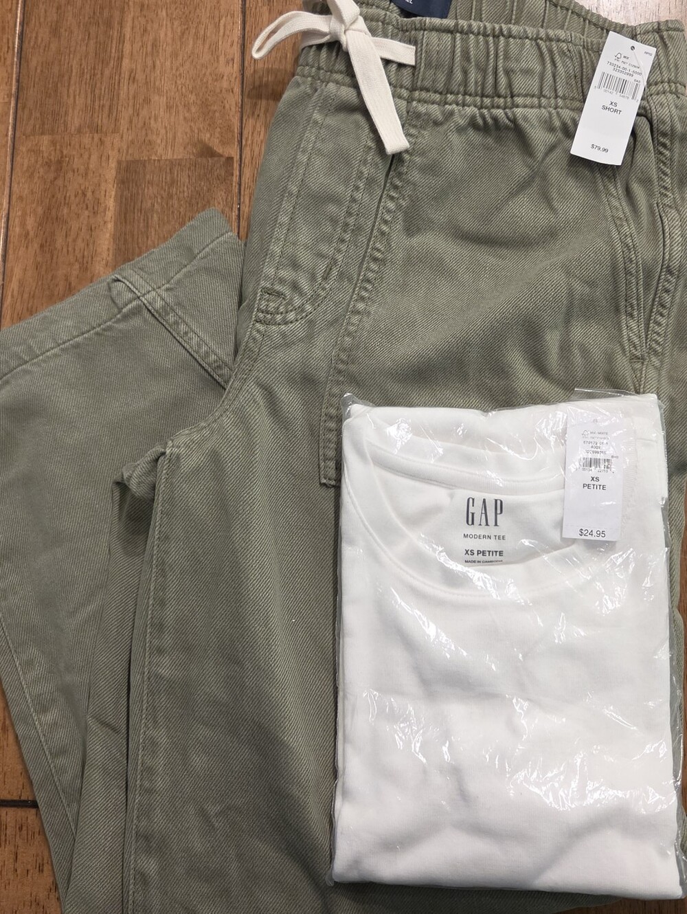 GAP Olive Green Drawstring Utility Chinos W/ White Gap Tshirt. Small NWT/Plastic